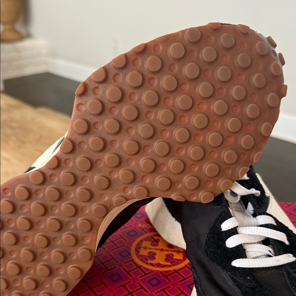 New Balance Black and White Women's Sneakers - Picture 3 of 4